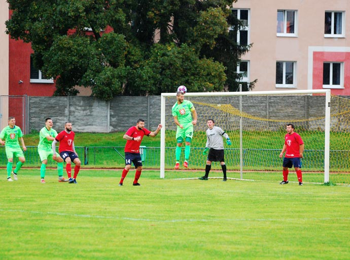 Kapitán Honza Viterna skóroval podobně jako v Chodové Plané - výskok jako Javier Sotomayor (světový rekordman ve skoku do výšky) a gól na zadní tyč Image