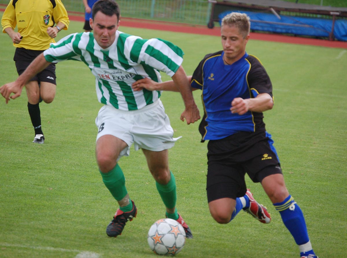 Jarda Malý ve svém typickém průniku, ještě v dresu FK Tachov. V sobotu bude stát na opačné straně barikády.... Image
