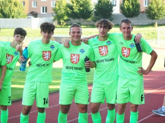 Starší dorostenci rozdávali doma další nadílky