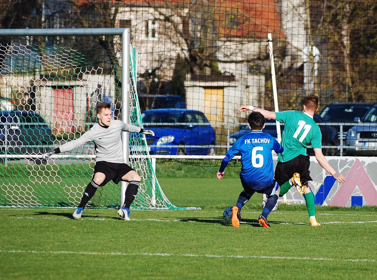 Domácí borec David Kroc (č. 11) byl pro naší obranu permanentním nebezpečím. Jednu branku dal, na dvě další nahrál. Image